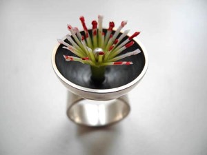ring, silber, kunststoffblüte, foto haldis scheicher_500pixB