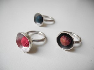 ringe, silber, gefärbte kirschkerne, foto haldis scheicher500